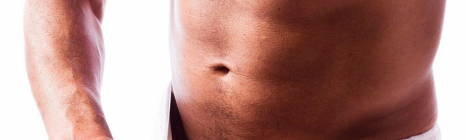 Gizon batek zakila handitzen du huts-ponpa baten bidez